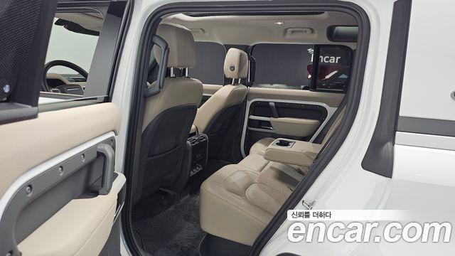 Land Rover Defender 2023 — photo 11