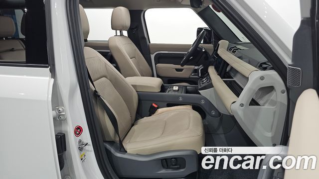 Land Rover Defender 2023 — photo 12