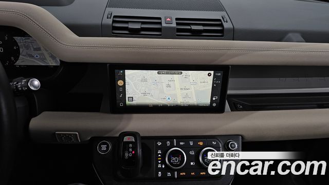 Land Rover Defender 2023 — photo 14