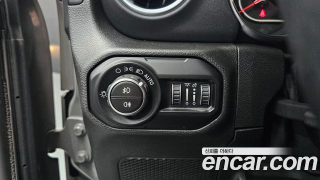 Jeep Wrangler 2020 — photo 22