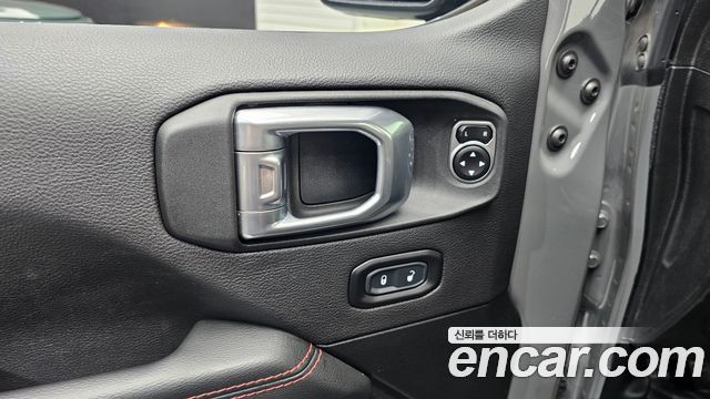 Jeep Wrangler 2020 — photo 28