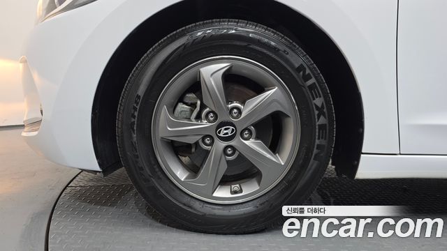 Hyundai AVANTE 2017 — photo 5