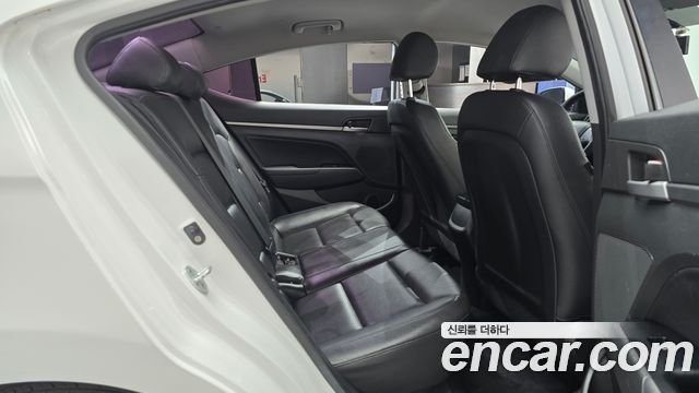 Hyundai AVANTE 2017 — photo 11