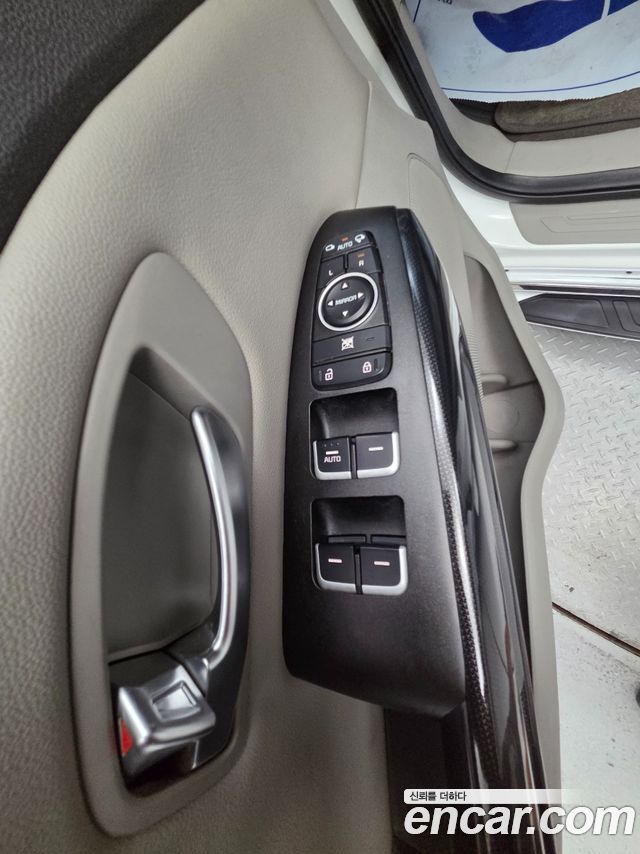 Kia Canival 2015 — photo 18