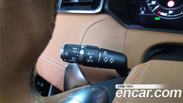 Land Rover Range Rover Velar 2019 — photo 32