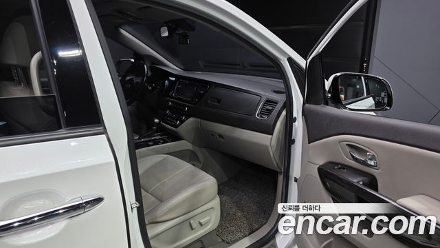 Kia Canival 2018 — photo 17