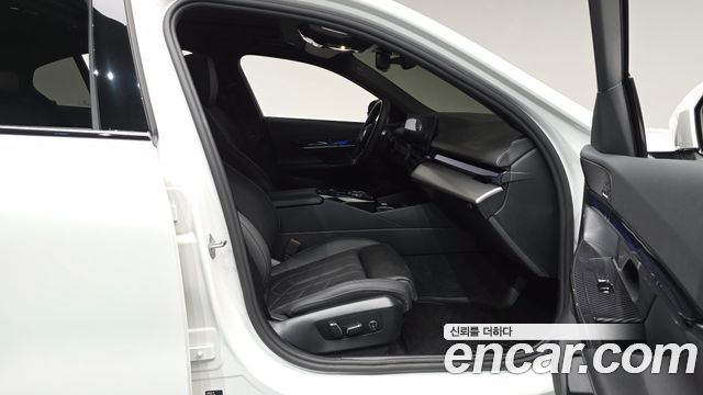 BMW 5-Series 2025 — photo 16