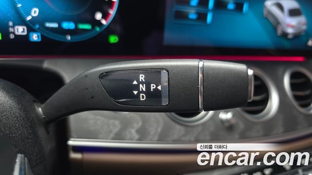 Mercedes-Benz E-Class 2023 — photo 12