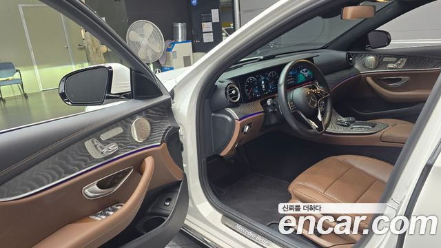 Mercedes-Benz E-Class 2023 — photo 13