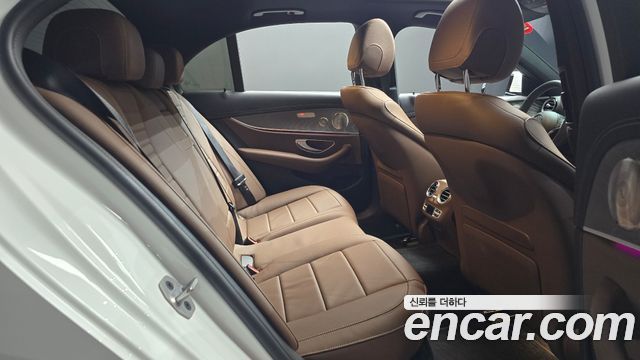 Mercedes-Benz E-Class 2023 — photo 17