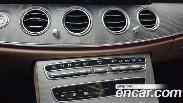 Mercedes-Benz E-Class 2023 — photo 23