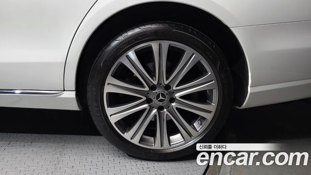 Mercedes-Benz E-Class 2023 — photo 7