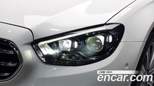 Mercedes-Benz E-Class 2023 — photo 8