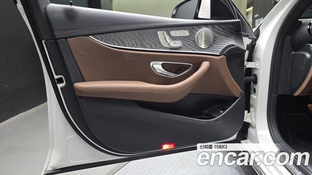 Mercedes-Benz E-Class 2023 — photo 14