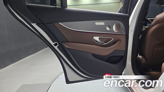 Mercedes-Benz E-Class 2023 — photo 15