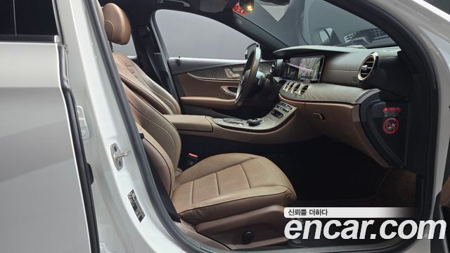 Mercedes-Benz E-Class 2023 — photo 16