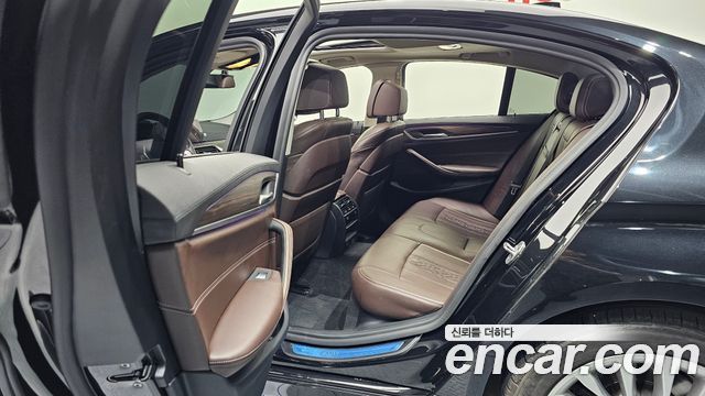 BMW 5-Series 2020 — photo 17