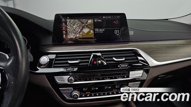 BMW 5-Series 2020 — photo 20