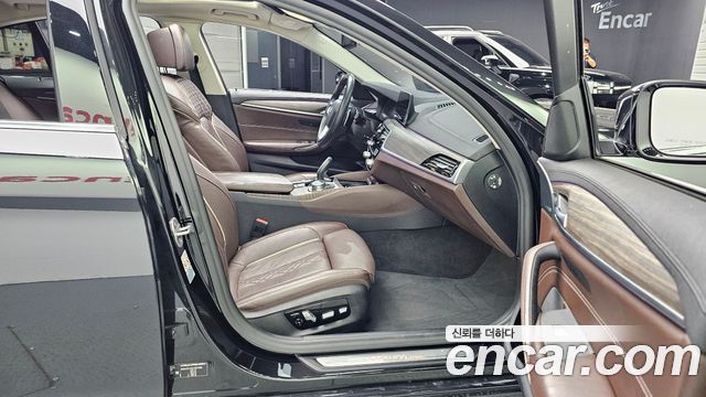 BMW 5-Series 2020 — photo 16