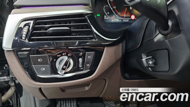 BMW 5-Series 2020 — photo 27