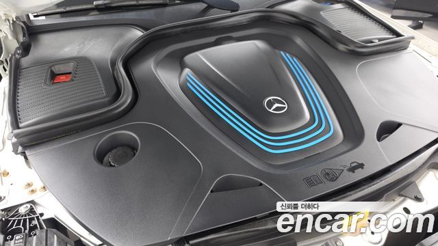 Mercedes-Benz EQC 2020 — photo 6
