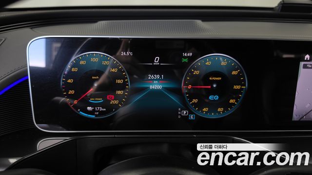 Mercedes-Benz EQC 2020 — photo 11
