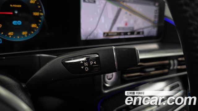 Mercedes-Benz EQC 2020 — photo 12