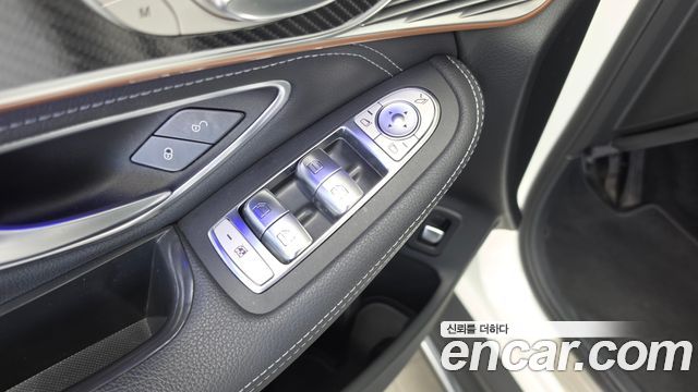 Mercedes-Benz EQC 2020 — photo 28