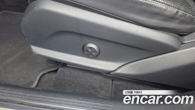 Mercedes-Benz EQC 2020 — photo 30
