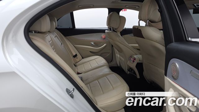 Mercedes-Benz E-Class 2018 — photo 11