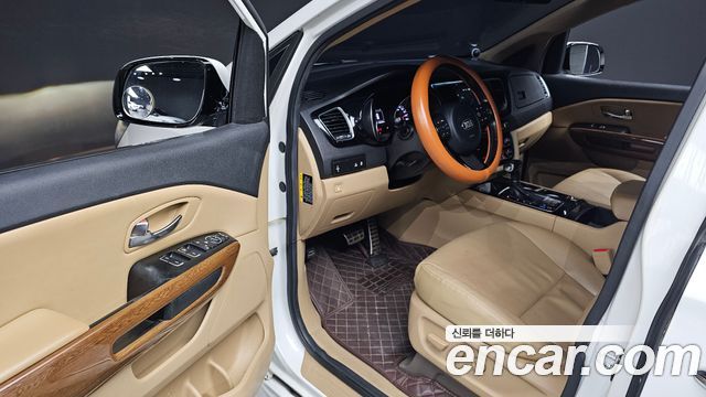Kia Canival 2015 — photo 10