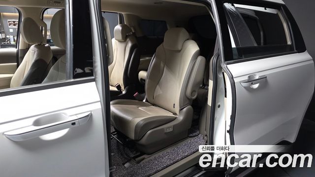 Kia Canival 2021 — photo 16