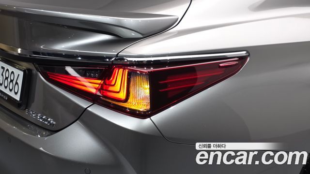 Lexus ES 2025 — photo 9