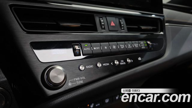 Lexus ES 2025 — photo 39