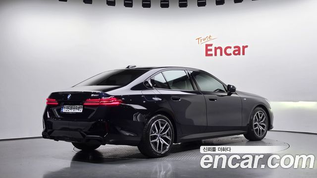 BMW 5-Series 2024 — photo 2