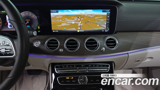 Mercedes-Benz E-Class 2020 — photo 13