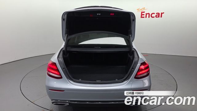 Mercedes-Benz E-Class 2020 — photo 18