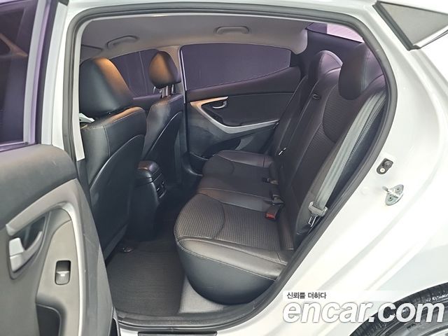 Hyundai AVANTE 2016 — photo 12