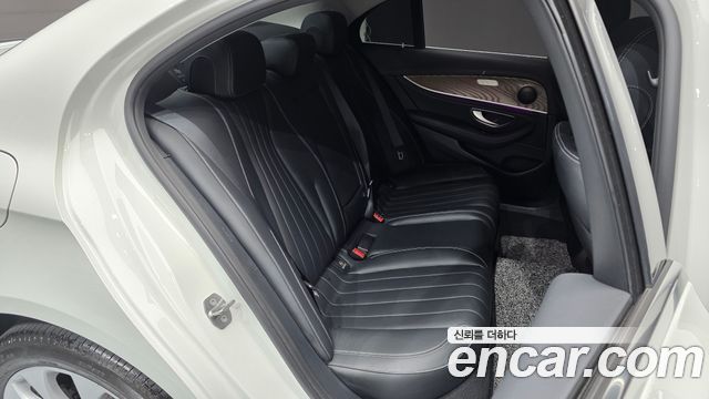 Mercedes-Benz E-Class 2017 — photo 12