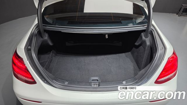 Mercedes-Benz E-Class 2017 — photo 18