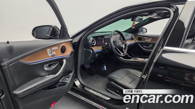 Mercedes-Benz E-Class 2021 — photo 13