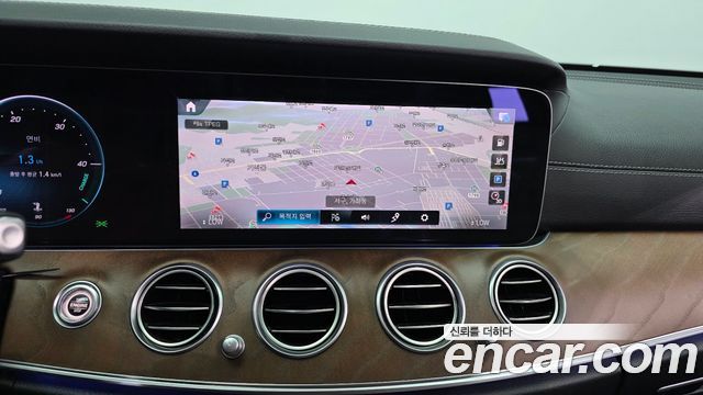 Mercedes-Benz E-Class 2021 — photo 20