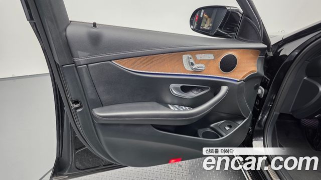 Mercedes-Benz E-Class 2021 — photo 14