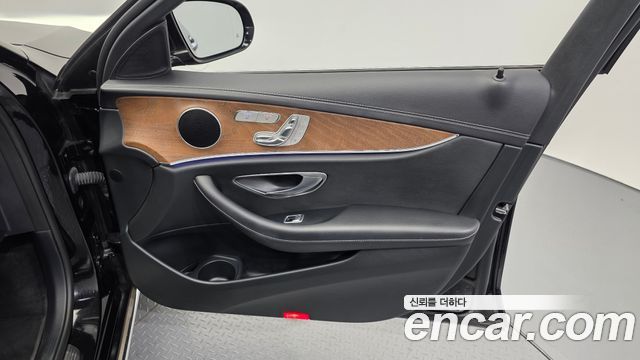 Mercedes-Benz E-Class 2021 — photo 15