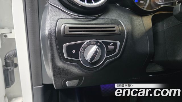 Mercedes-Benz C-Class 2019 — photo 16