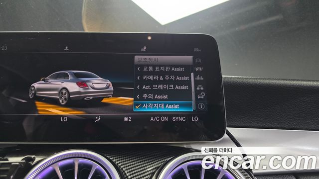 Mercedes-Benz C-Class 2019 — photo 18