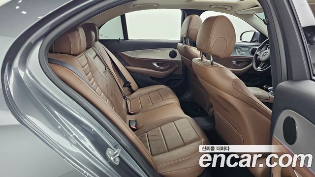 Mercedes-Benz E-Class 2018 — photo 16