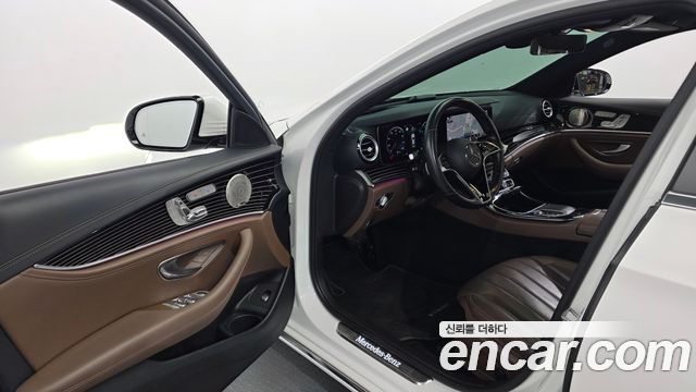 Mercedes-Benz E-Class 2021 — photo 10