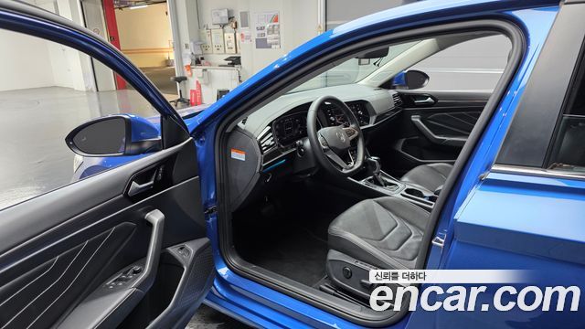 Volkswagen Jetta 2023 — photo 13