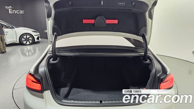 BMW 5-Series 2019 — photo 26